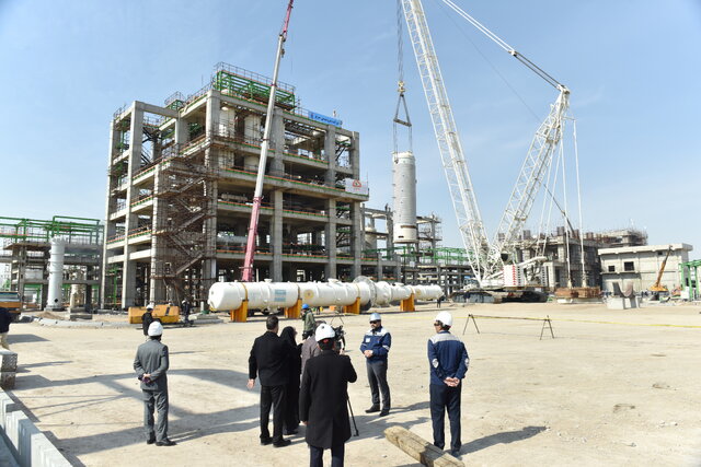 نصب راکتورهای ۱۳۰ تنی پروژه پلیاتیلن سنگین پتروشیمی تبریز